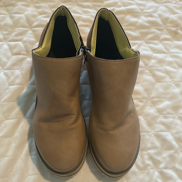 Cute low wedge booties - Picture 1 of 8